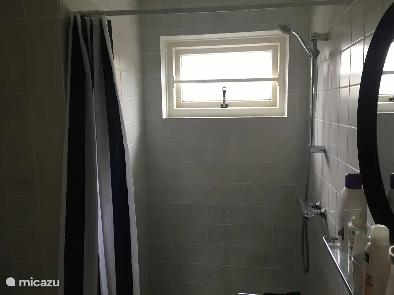 Bathroom (toilet, sink and toilet)