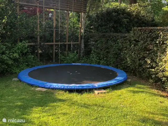 casa rural / cabaña en Países Bajos, Güeldres, Lochem – Tempat Hután Hay un trampolín para los entusiastas del deporte.