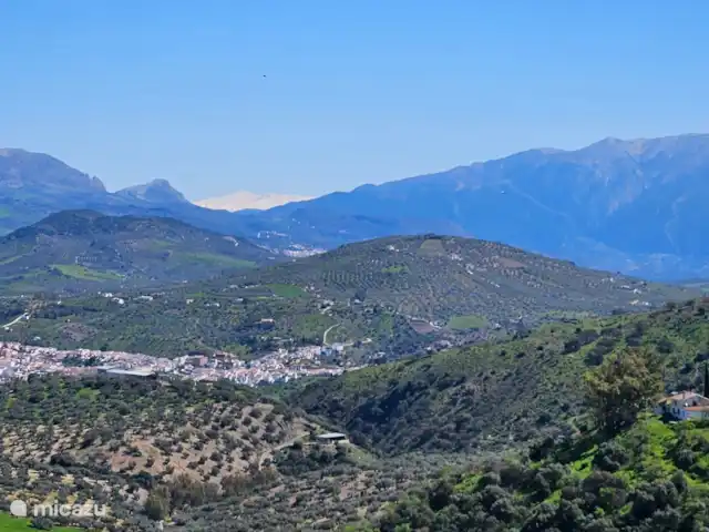 Finca Essenza | Espagne, Andalousie, Colmenar - maison de vacances Vue depuis la grande terrasse de Riogordo, La Maroma et au loin la neige de la Sierra Nevada