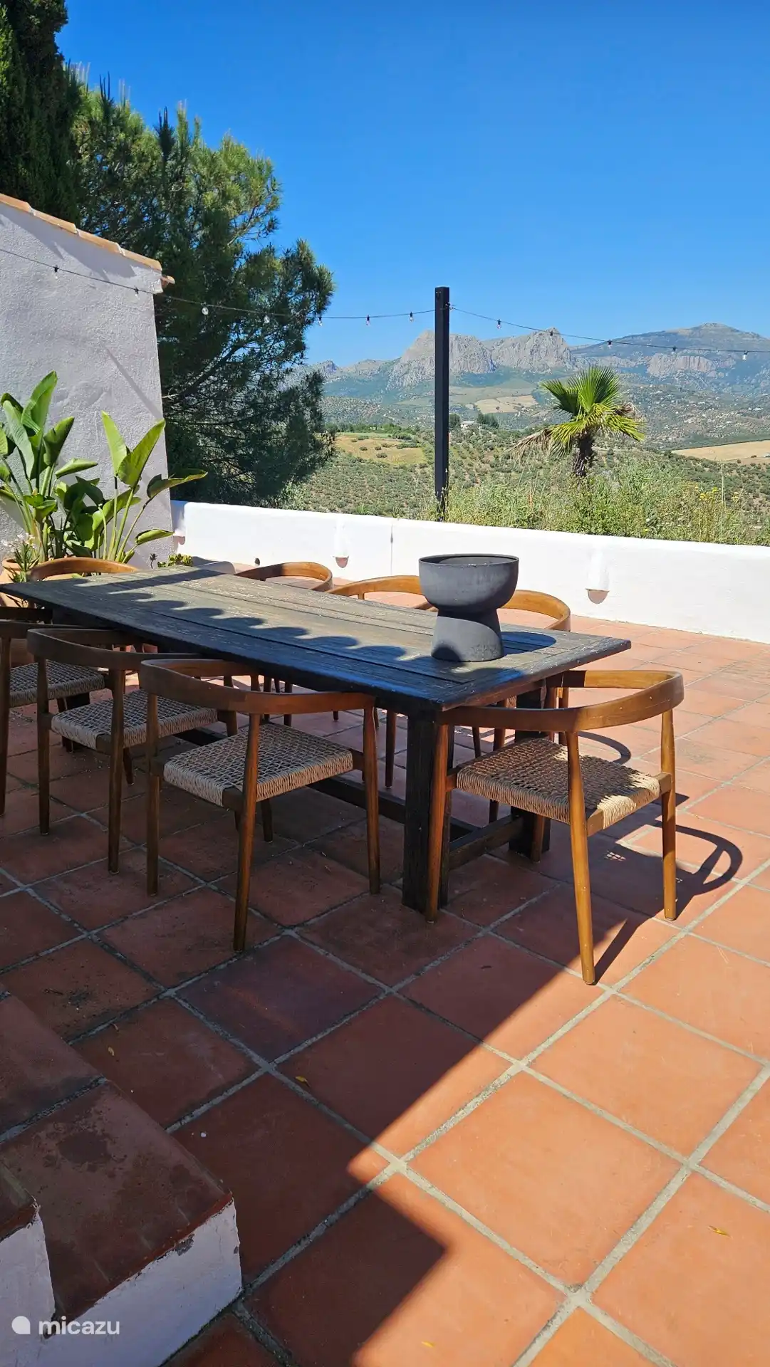 Esstisch auf der Terrasse, jetzt mit den neuen Stühlen