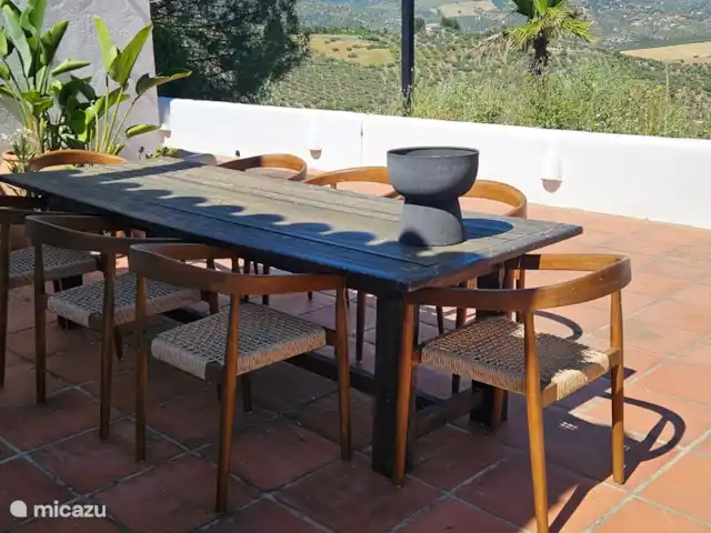 Finca Essenza | Espagne, Andalousie, Colmenar - maison de vacances Table à manger sur la terrasse, maintenant avec les nouvelles chaises