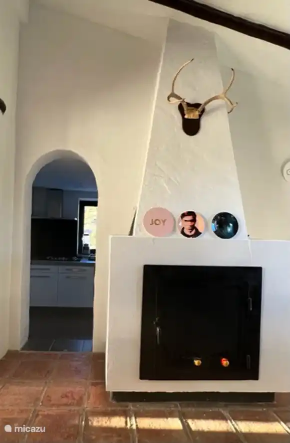 Es gibt 2 Kamine, die das Haus im Winter warm halten