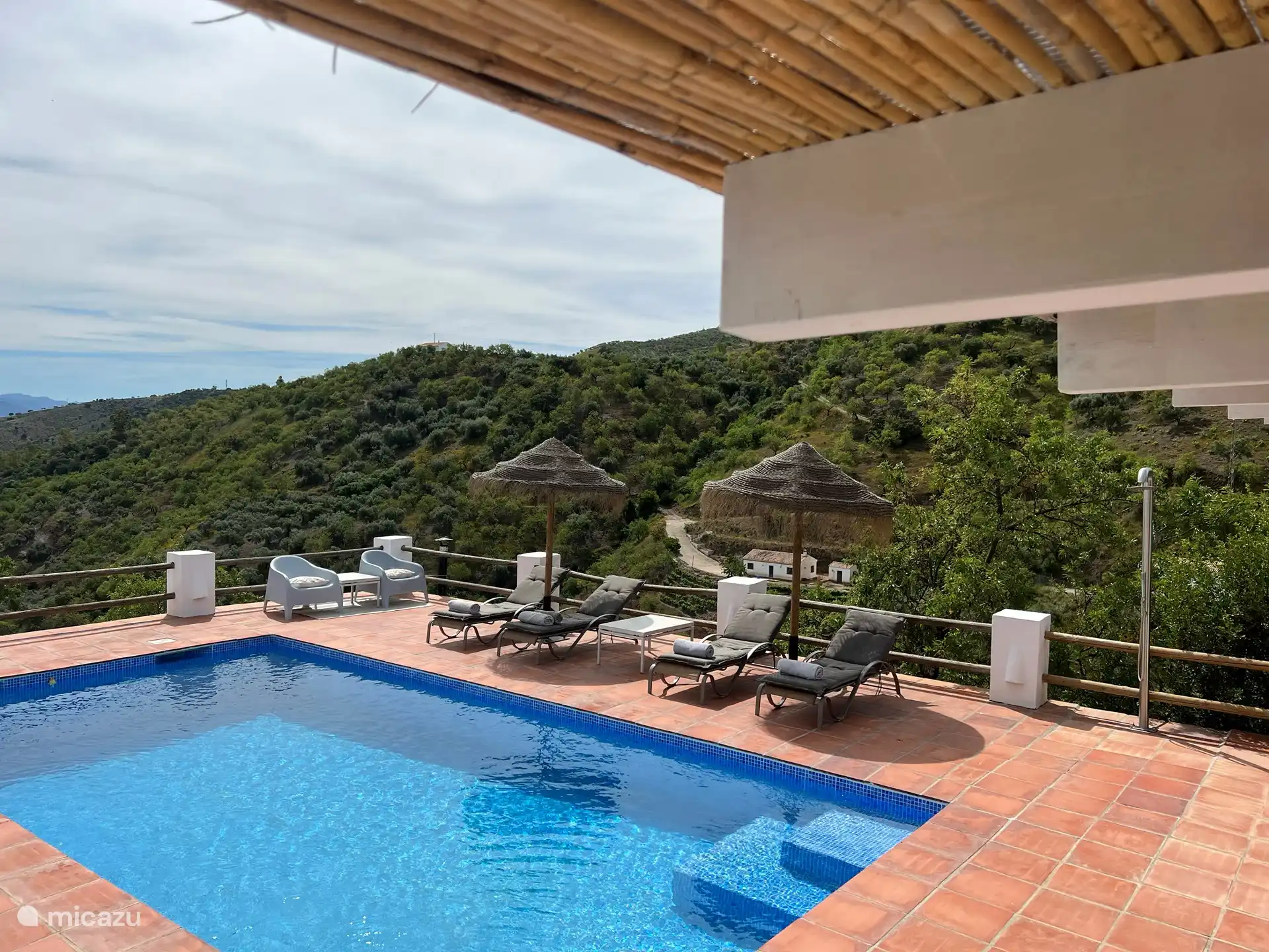 Entspannen Sie sich am Pool. Der Pool kann im Herbst, Winter und Frühling beheizt werden