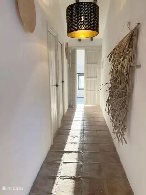 Die drei Schlafzimmer des Haupthauses öffnen sich zu diesem Flur