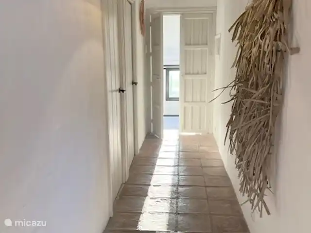 Finca Essenza | Espagne, Andalousie, Colmenar - maison de vacances Les trois chambres de la maison principale s'ouvrent sur ce hall