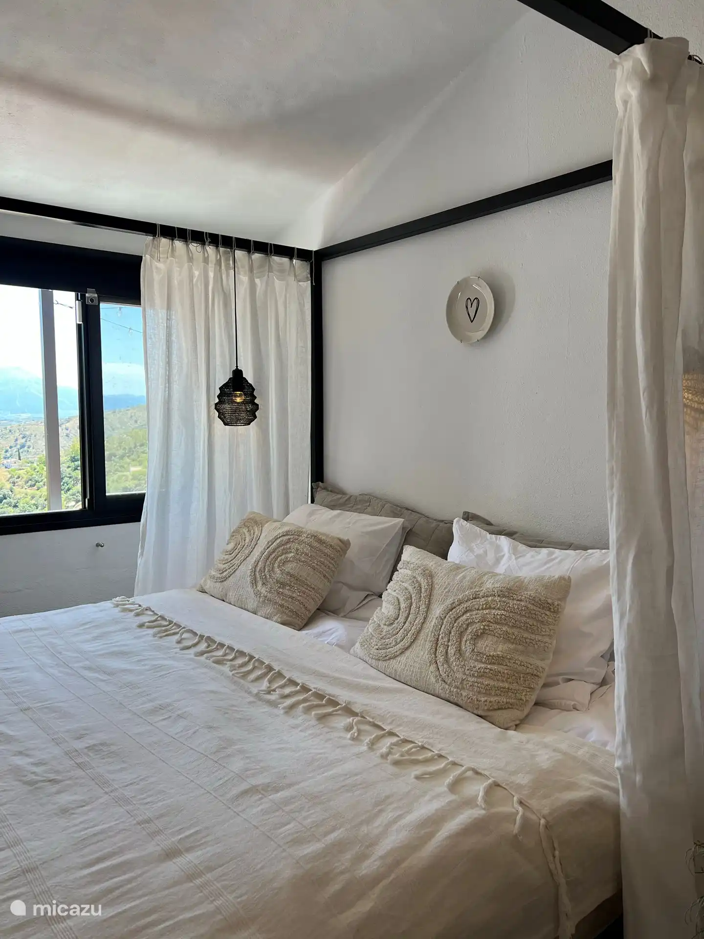 Hauptschlafzimmer mit großem Doppelbett und eigener Dusche und WC