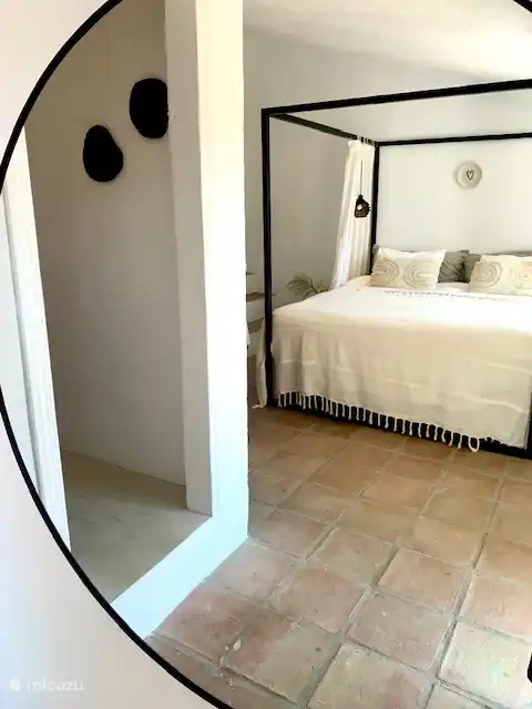 Hauptschlafzimmer mit eigener Dusche und Toilette