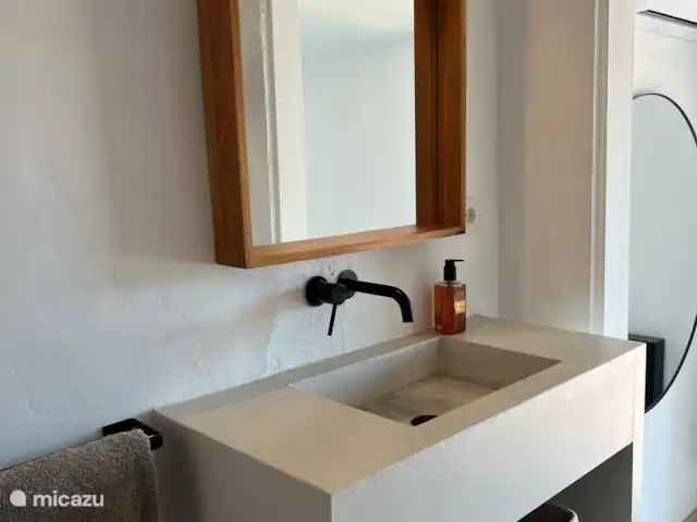 Finca Essenza | Espagne, Andalousie, Colmenar - maison de vacances Douche, lavabo et WC chambre parentale