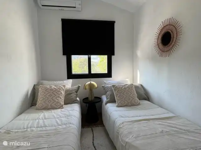 Finca Essenza | Espagne, Andalousie, Colmenar - maison de vacances La chambre 2, la photo la chambre 3 (avec 2 lits simples) suivra. Est légèrement plus grand et dispose de 2 fenêtres