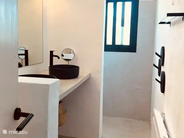 Finca Essenza | Espagne, Andalousie, Colmenar - maison de vacances Salle de bain partagée pour les chambres 2 et 3. Avec 2 lavabos, un WC et une douche à l'italienne