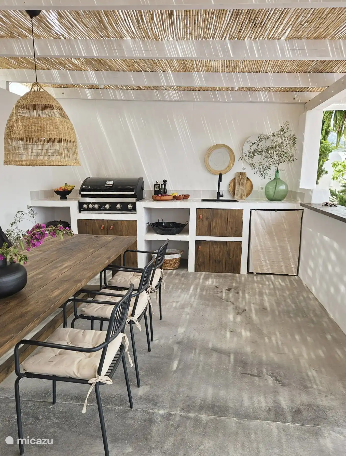 Schöne Außenküche mit großem Gasgrill und Plancha, die das ganze Jahr über genutzt werden kann