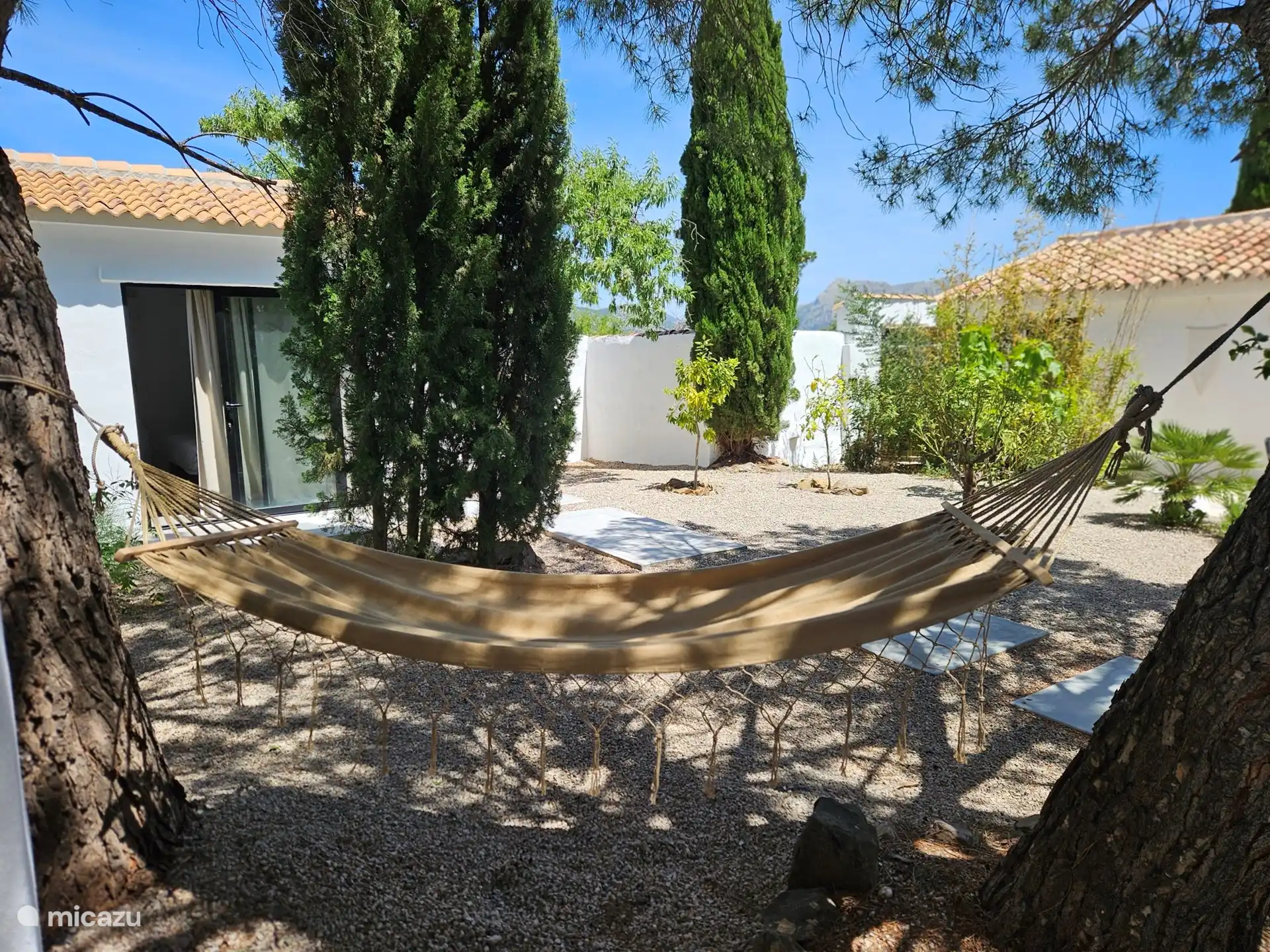 Entspannen Sie sich in der Hängematte im Innenhof