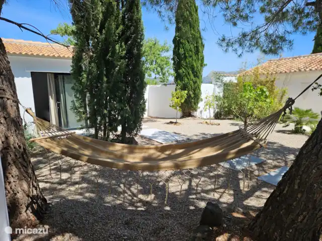 Finca Essenza | Espagne, Andalousie, Colmenar - maison de vacances Détendez-vous dans le hamac dans la cour