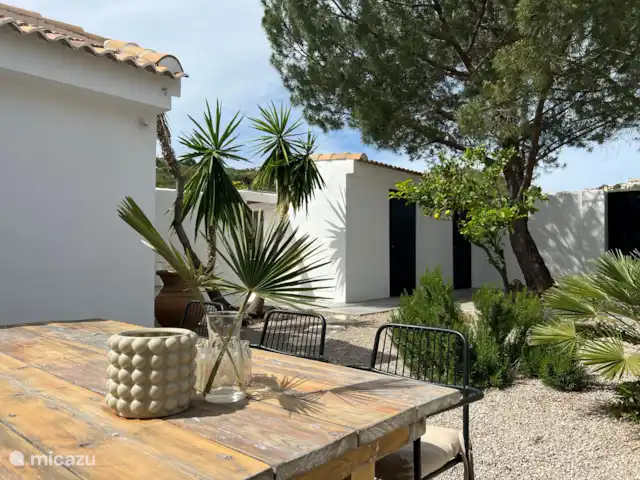 Finca Essenza | Espagne, Andalousie, Colmenar - maison de vacances Jardin de la cour avec toilettes supplémentaires et débarras avec machine à laver et sèche-linge