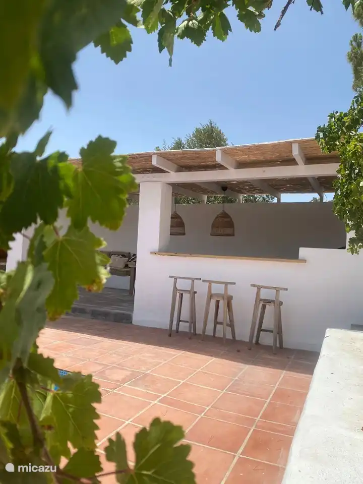 Blick vom Haus auf die Lounge mit Bar und Außenküche