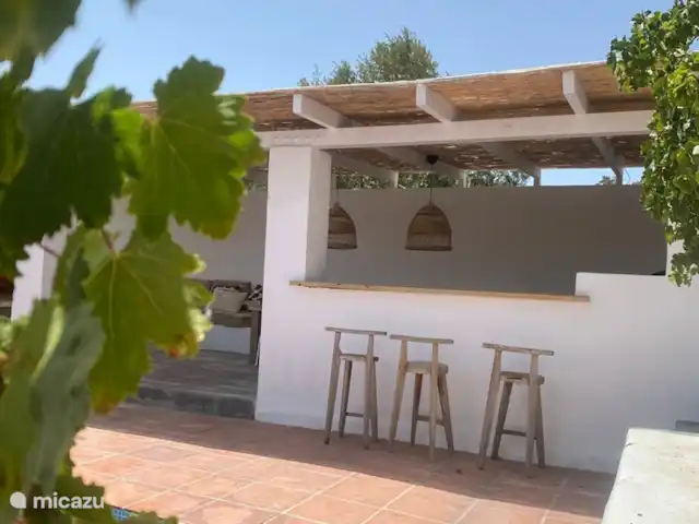 Finca Essenza | Espagne, Andalousie, Colmenar - maison de vacances Vue du salon avec bar et cuisine extérieure depuis la maison