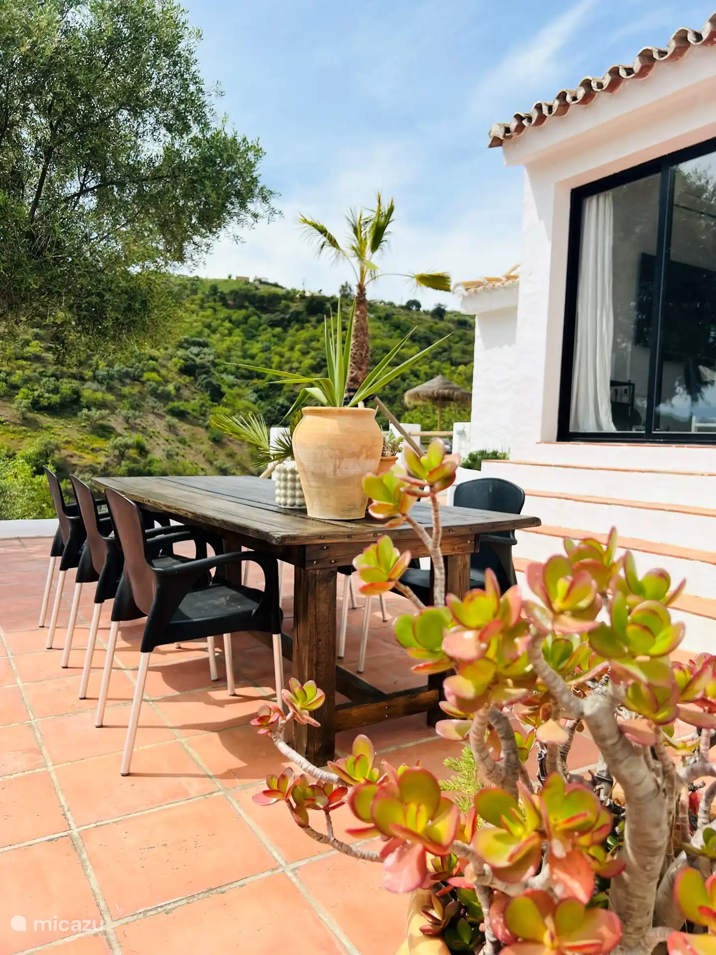 Diese Terrasse ist im Sommer mit einer Leinwand überdacht, es gibt viele schattige Bereiche in der Lounge im Hofgarten und somit auch hier auf der dritten Terrasse