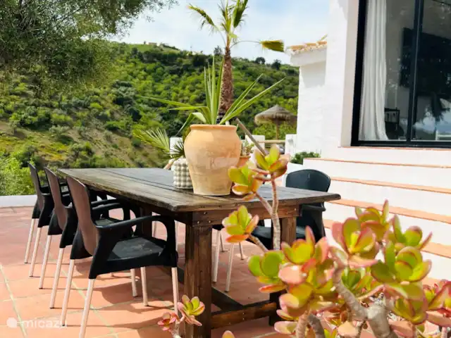 Finca Essenza | Espagne, Andalousie, Colmenar - maison de vacances Cette terrasse est recouverte d’une toile en été, il y a beaucoup d’espaces ombragés dans le salon dans le jardin de la cour et donc aussi ici sur la troisième terrasse