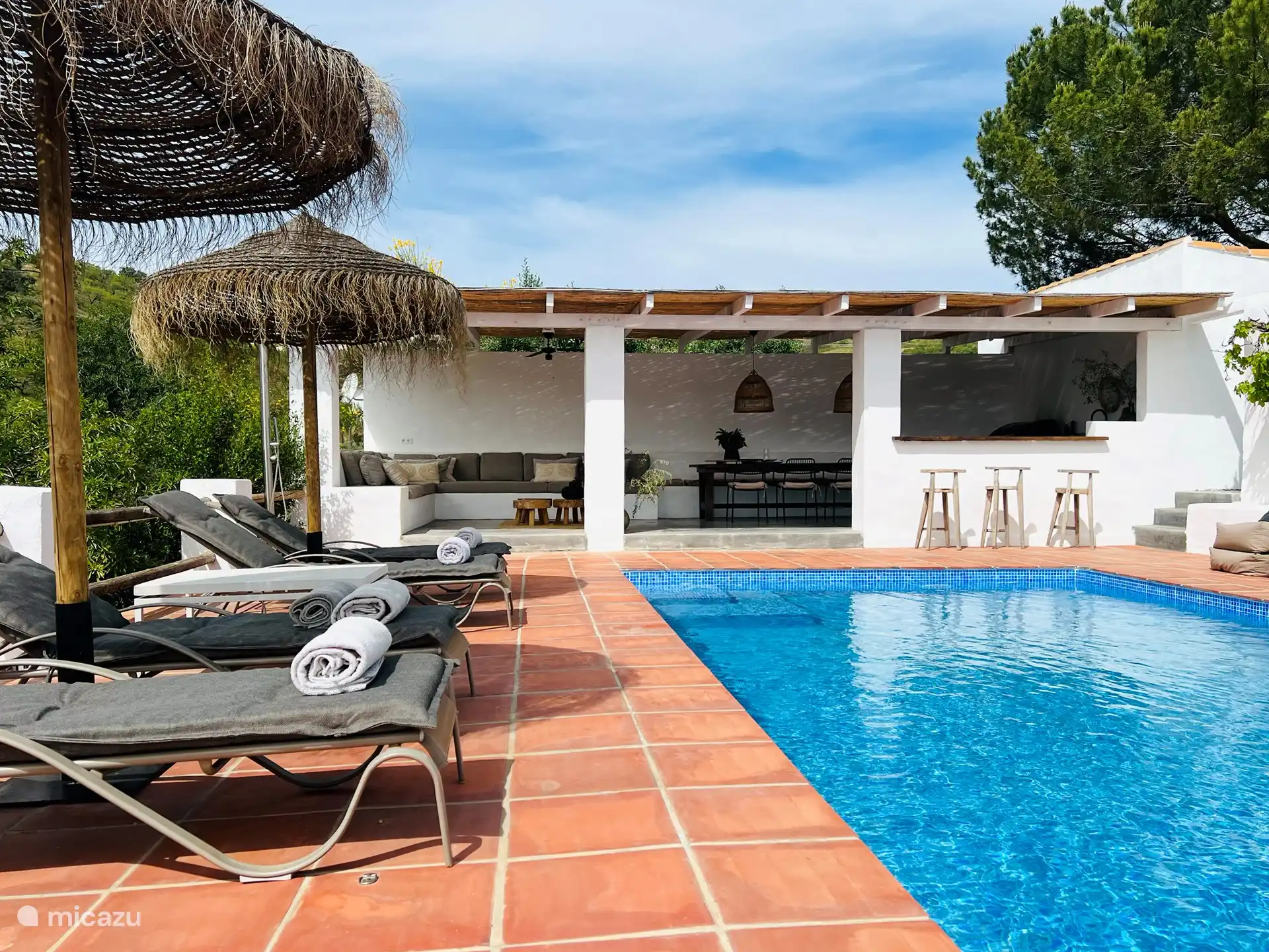 Großer Swimmingpool (8m x 4m), Lounge mit Bar und Außenküche.