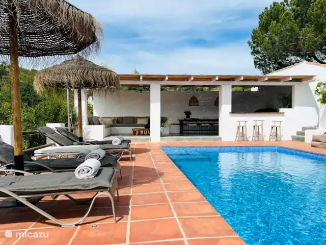Finca Essenza | Espagne, Andalousie, Colmenar - maison de vacances Grande piscine (8m x 4m), salon avec bar et cuisine extérieure.