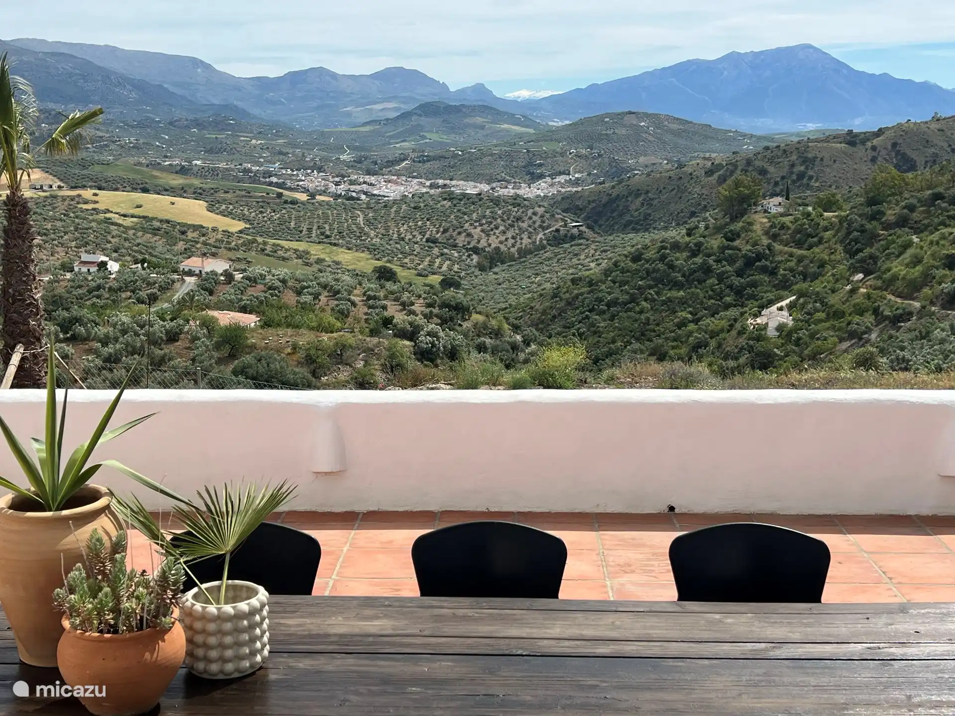 Blick von der Terrasse auf La Maroma und in der Ferne die schneebedeckten Gipfel (im Winter) der Sierra Nevada