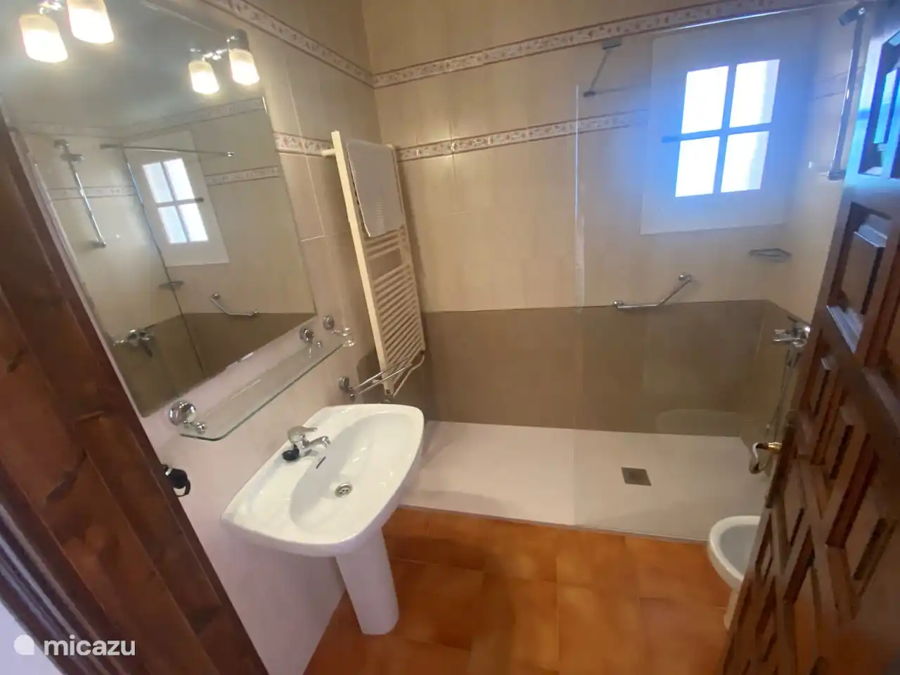 Baño privado con ducha a ras de suelo