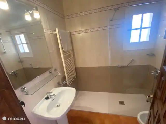 villa en España, Costa Blanca, Altea – Villa Elistha Baño privado con ducha a ras de suelo