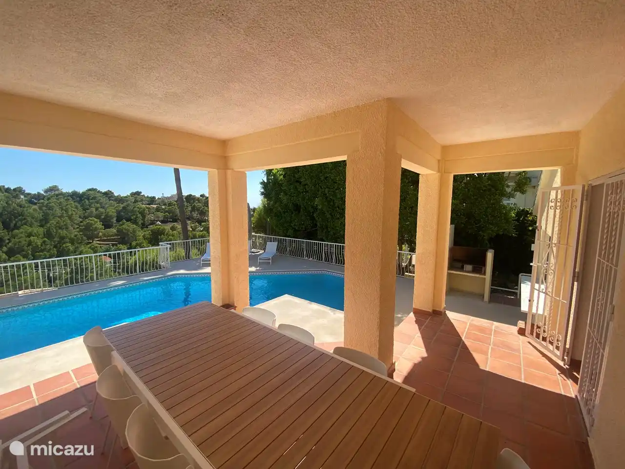 terraza cubierta en la piscina