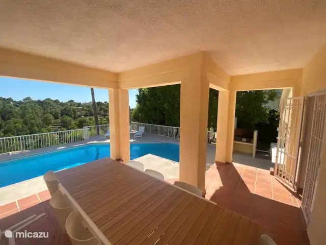 villa en España, Costa Blanca, Altea – Villa Elistha terraza cubierta en la piscina