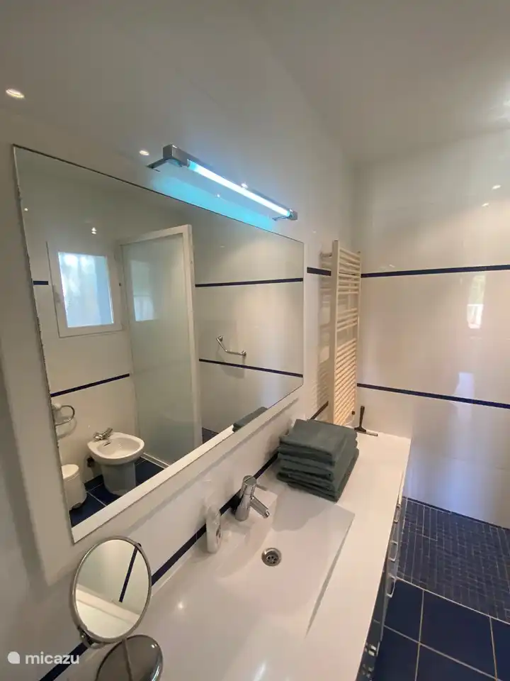 Baño privado con ducha a ras de suelo