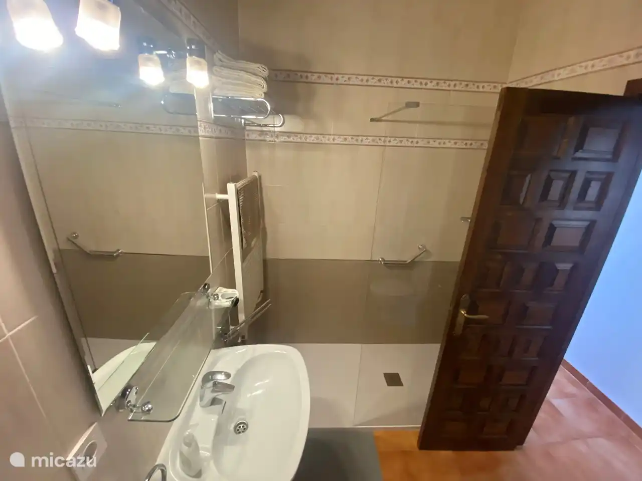 Baño privado con ducha a ras de suelo