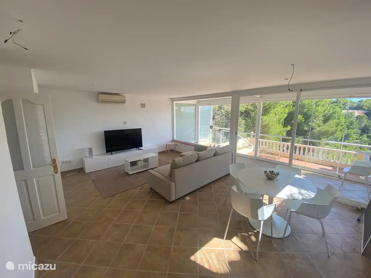 sala de estar casa de huéspedes con sofá cama para 2 personas