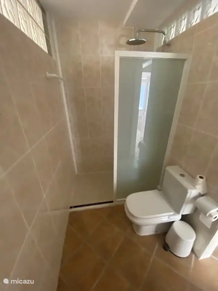 Baño de visitas en suite