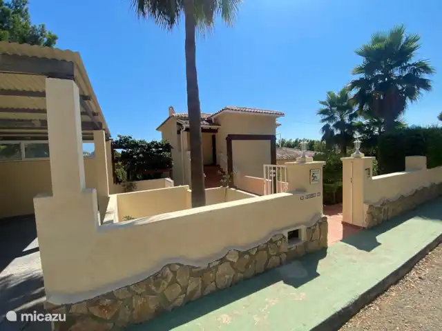villa en España, Costa Blanca, Altea – Villa Elistha Frente de la casa con la marquesina a la izquierda con espacio para 4 autos