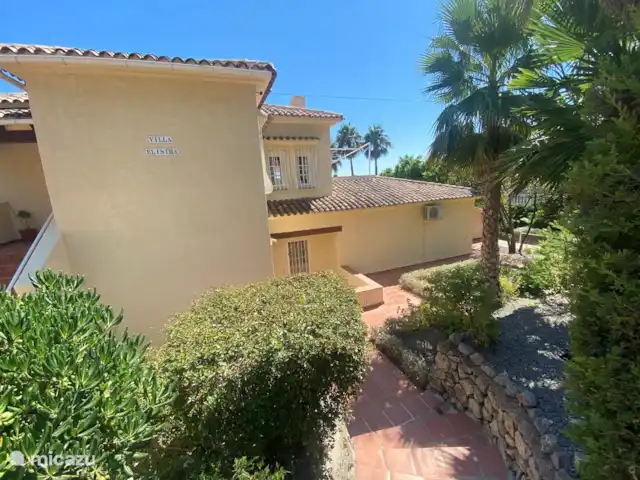 villa en España, Costa Blanca, Altea – Villa Elistha Casa delantera con jardín tropical parquizado