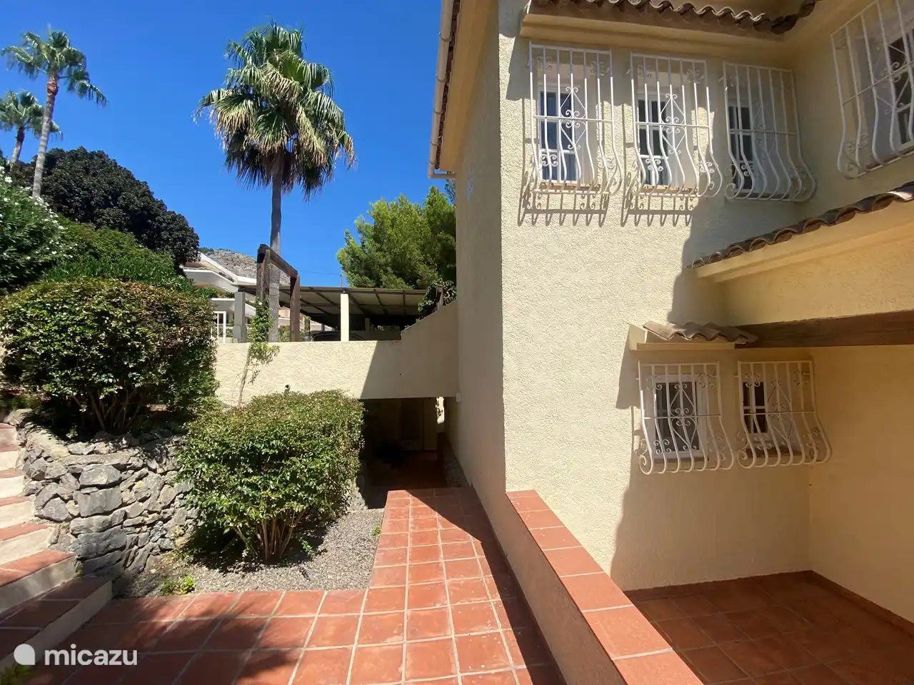 Casa delantera / Cochera