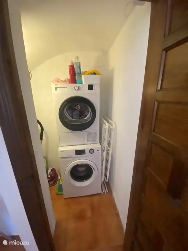 Cuarto de lavado con lavadora y secadora