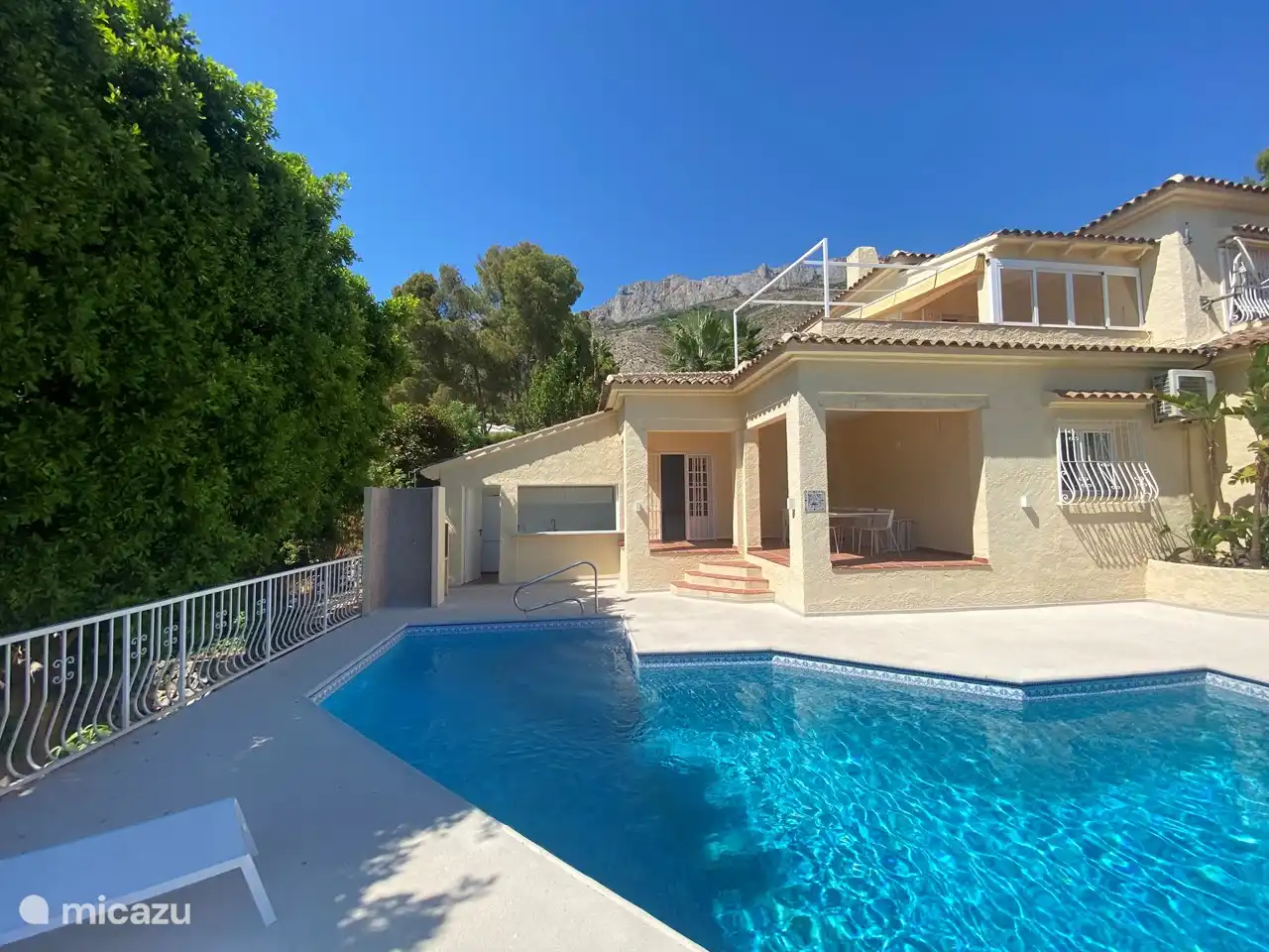 Piscina con ducha y bar
