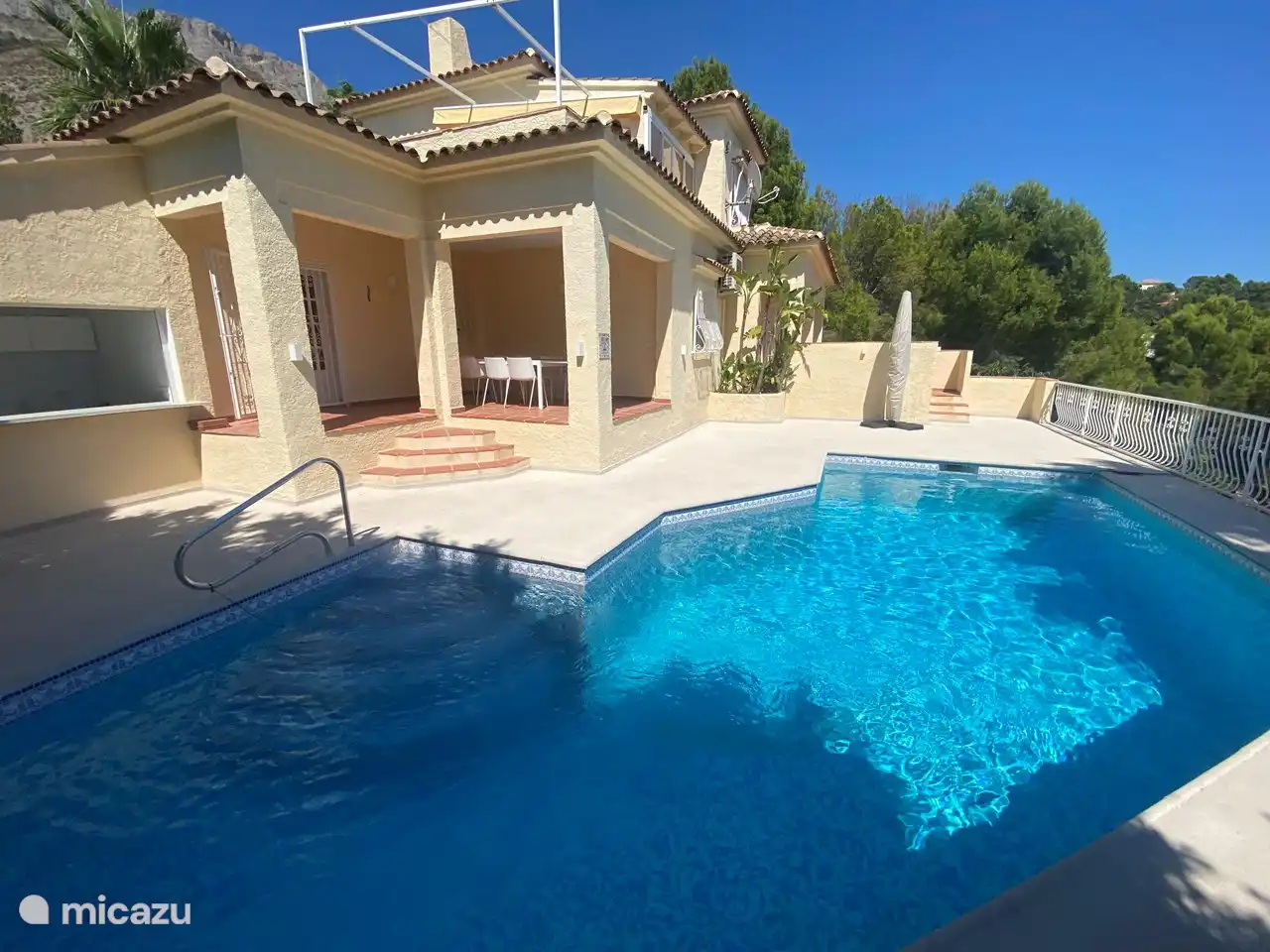 1Bar/cocina exterior totalmente equipada con fuego de inducción, nevera/congelador, lavavajillas y terraza cubierta en la planta baja