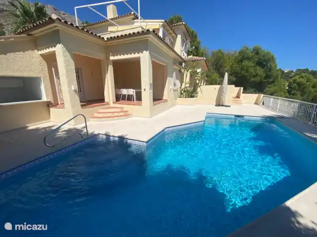 villa en España, Costa Blanca, Altea – Villa Elistha 1Bar/cocina exterior totalmente equipada con fuego de inducción, nevera/congelador, lavavajillas y terraza cubierta en la planta baja