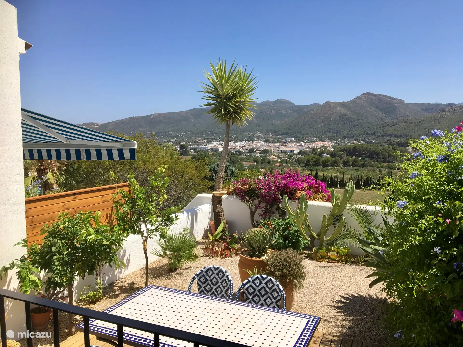 Blick auf den Hinterhof von der Terrasse