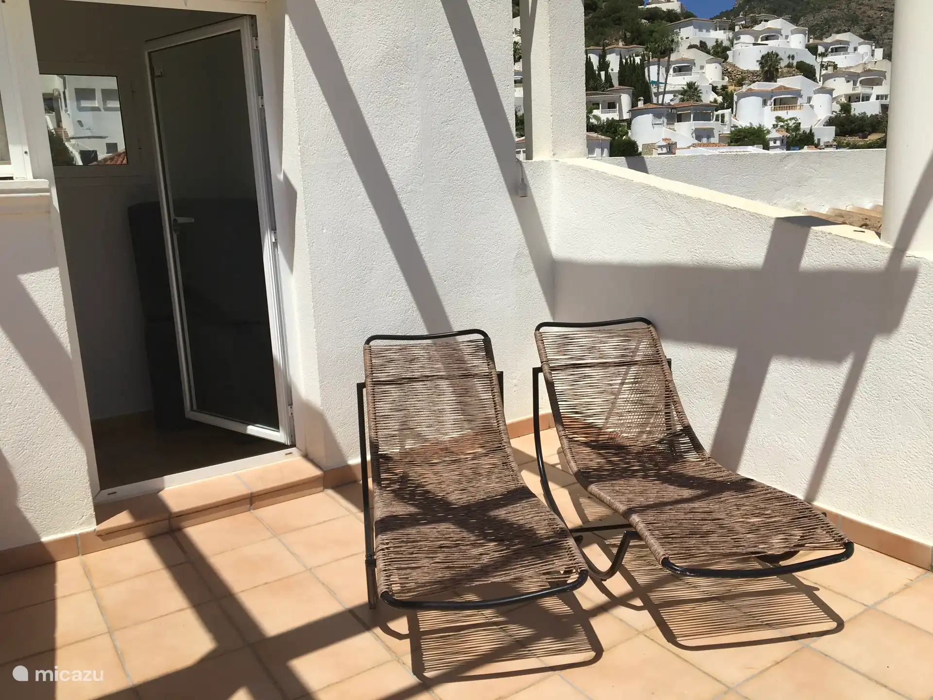 Sonnenliegen auf der Dachterrasse