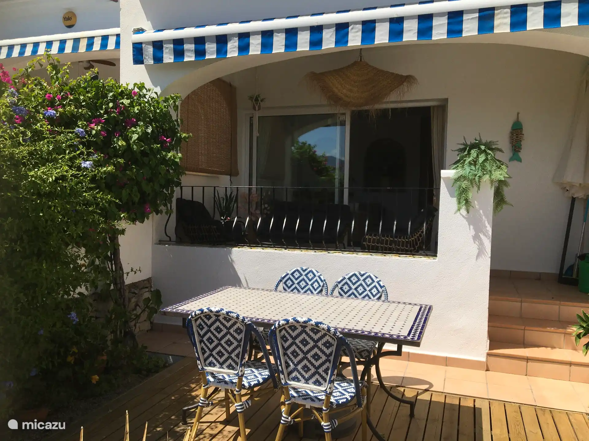 Sch&#246;ne Terrasse mit Esstisch und Lounge-Set