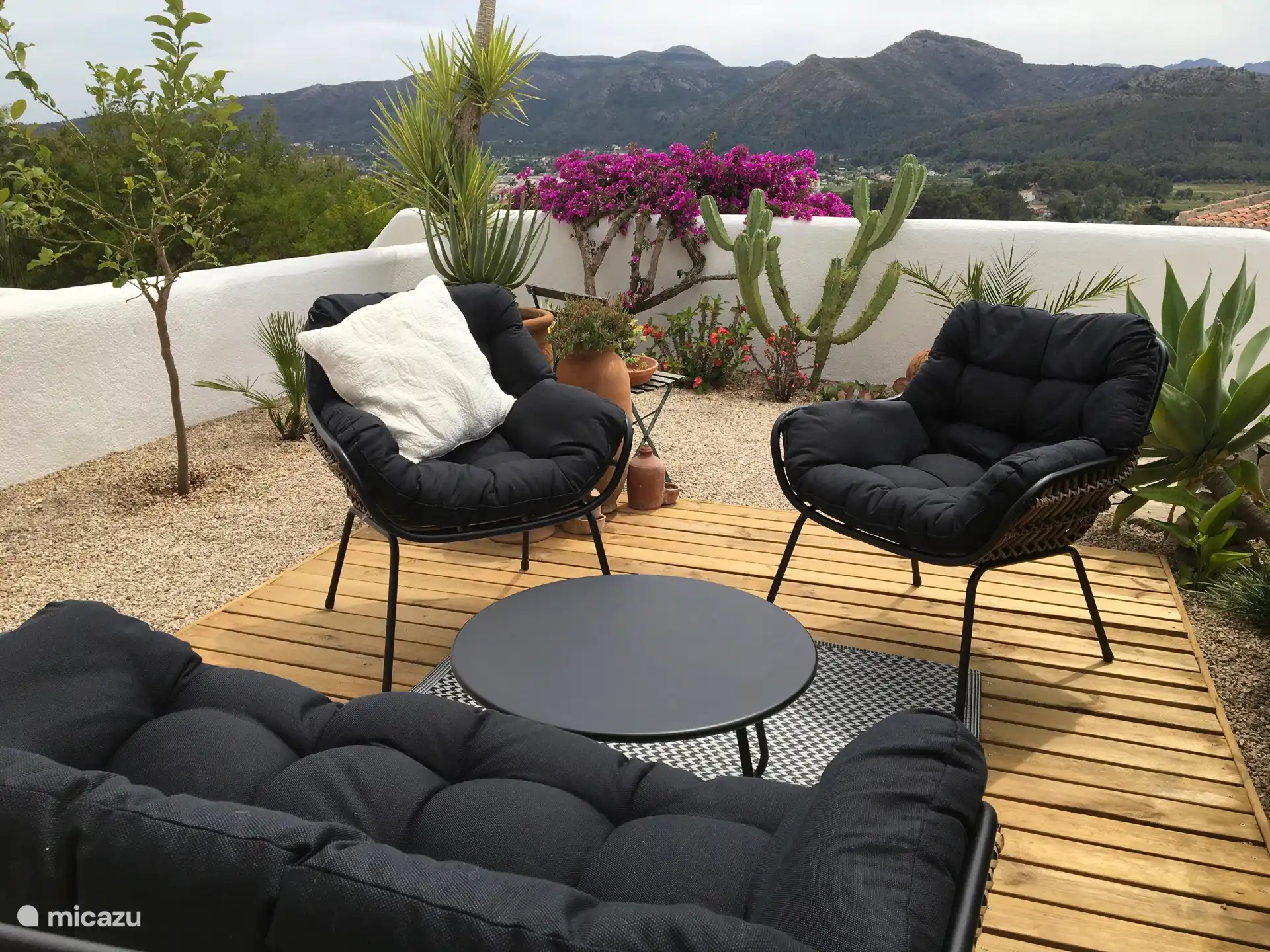 Entspannen Sie im Garten mit Blick auf die Berge