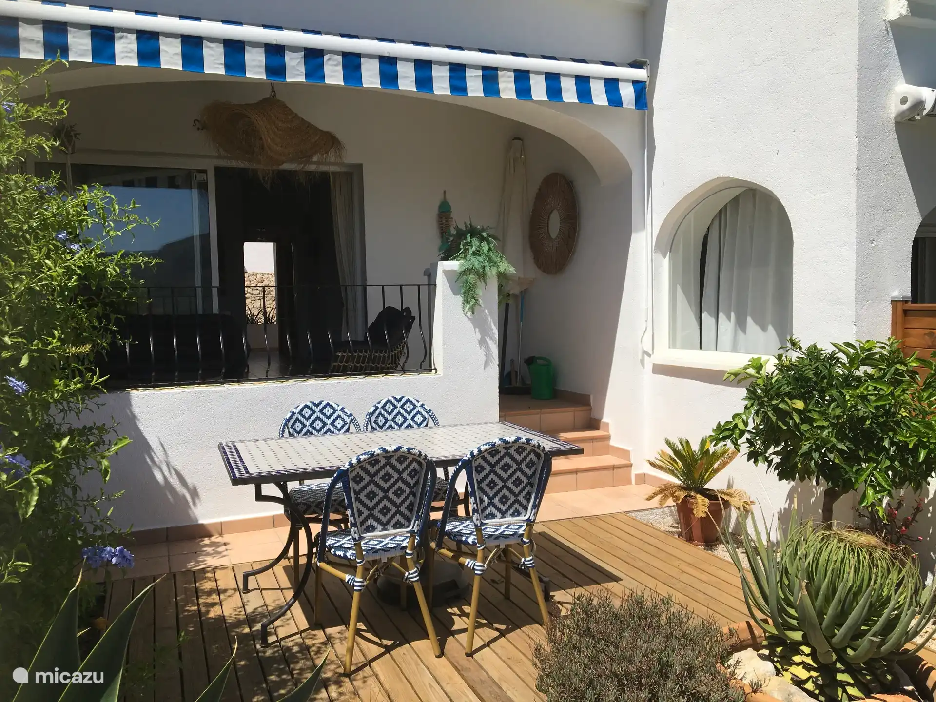 Sch&#246;ne Terrasse mit Schattenmarkise