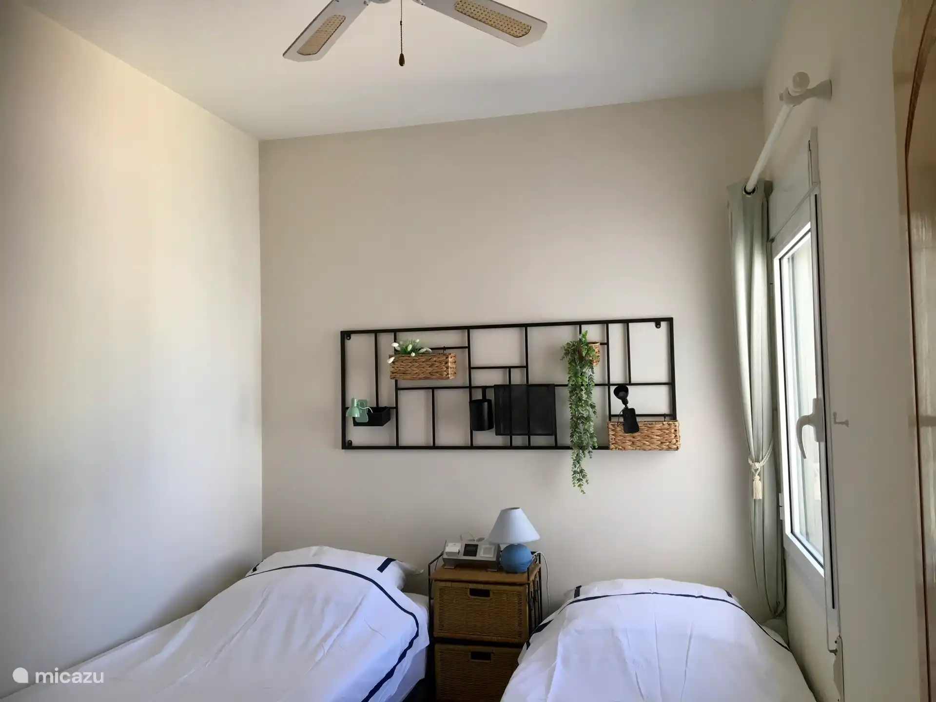 Einzelbetten mit Deckenventilator