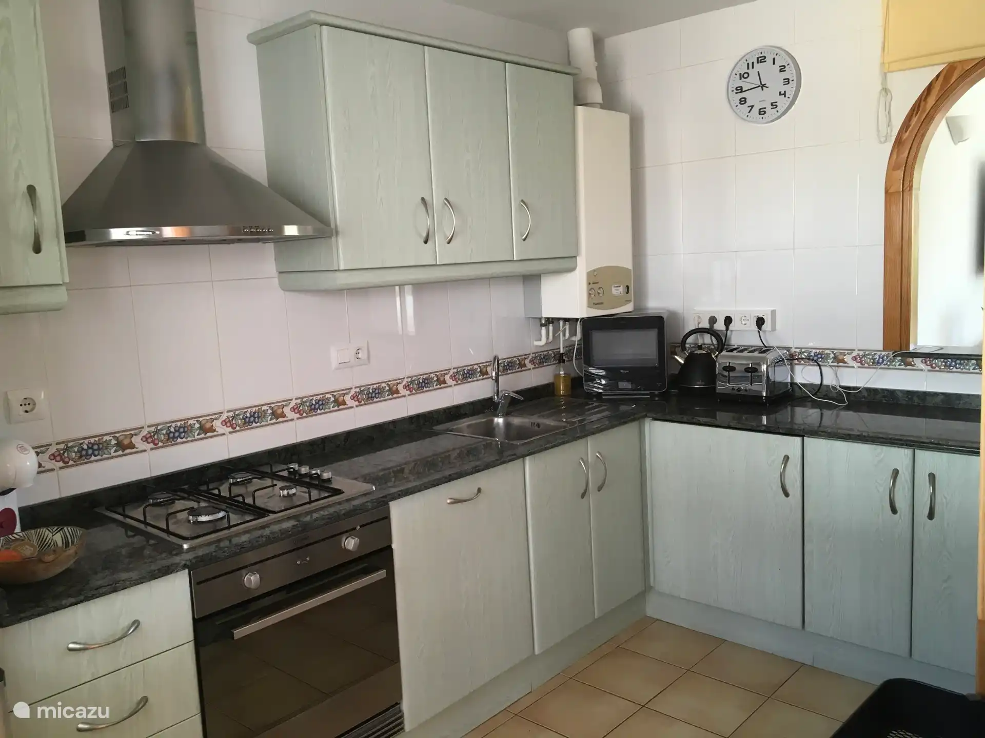 Gro&#223;e und voll ausgestattete K&#252;che