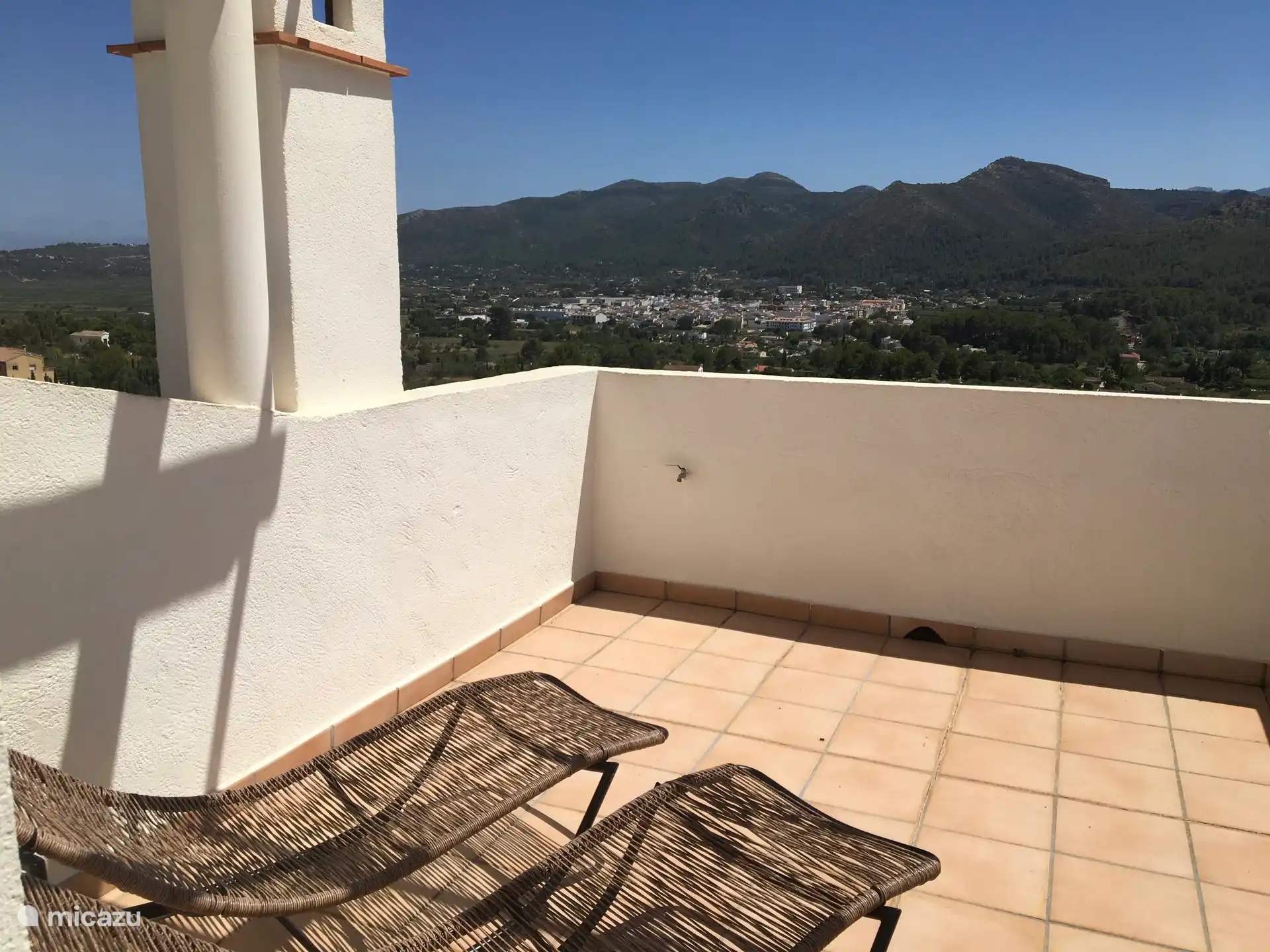 Dachterrasse mit Sonnenliegen und Panoramablick