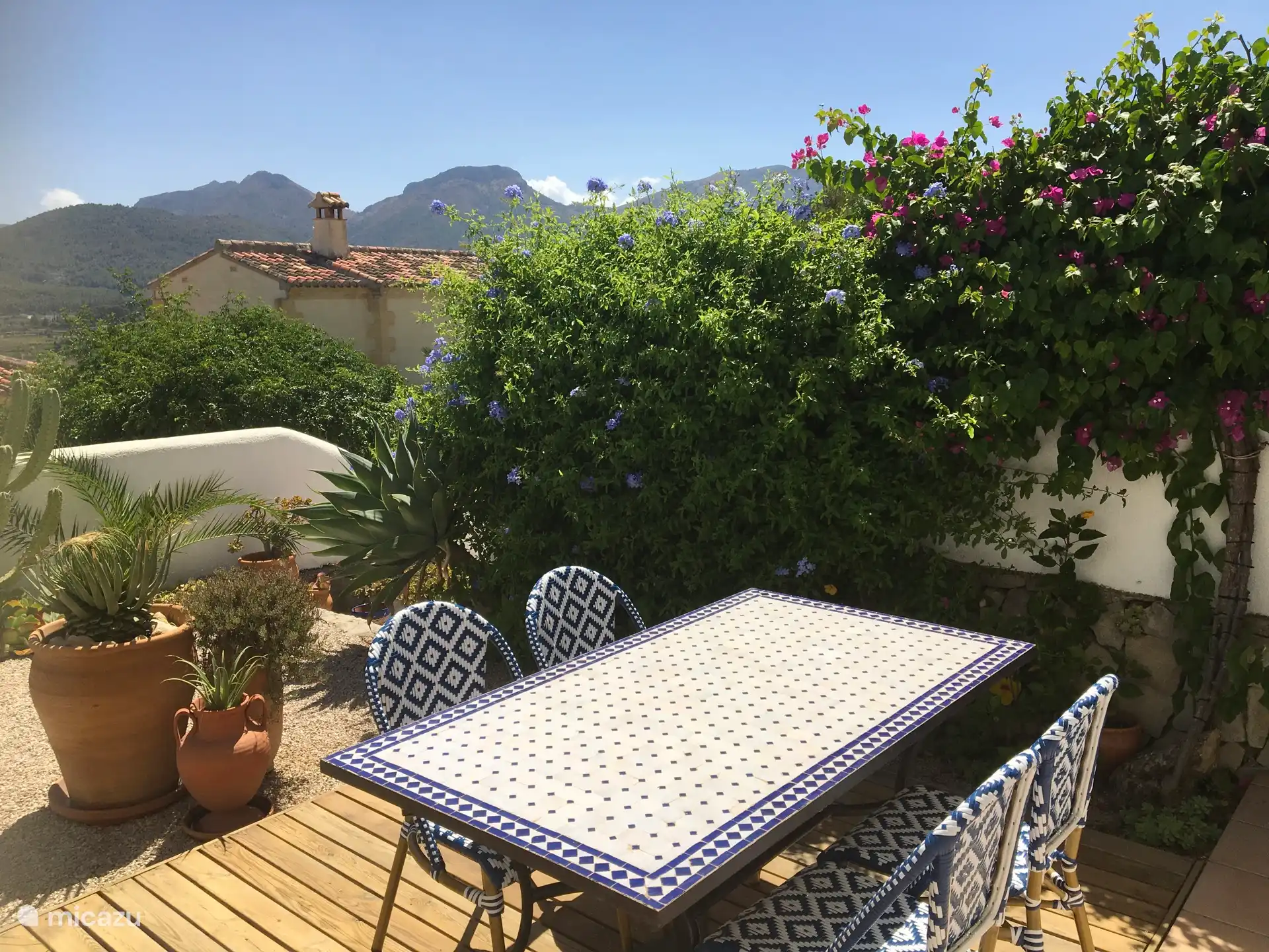 Ger&#228;umiger Esstisch im Garten