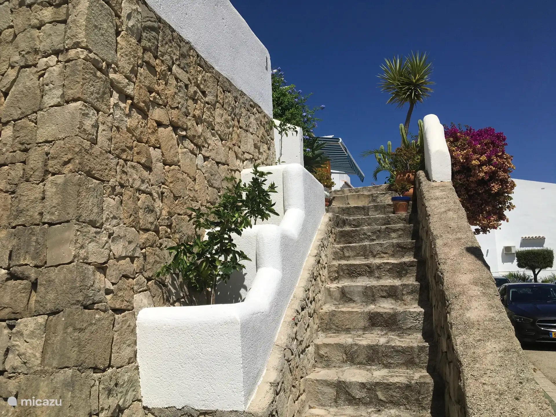 Treppe vom privaten Parkplatz zum Hinterhof
